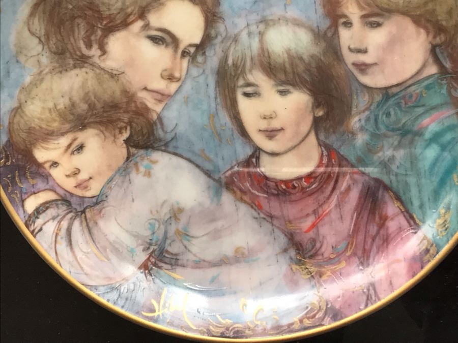 Set Of (5) Limited Edition Framed Edna Hibel Plates: (1) Leah's Family - The World I Love And (4) Mother's Day Plates 1984-1987 [Photo 19]