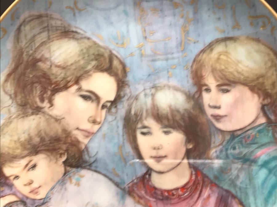 Set Of (5) Limited Edition Framed Edna Hibel Plates: (1) Leah's Family - The World I Love And (4) Mother's Day Plates 1984-1987 [Photo 20]