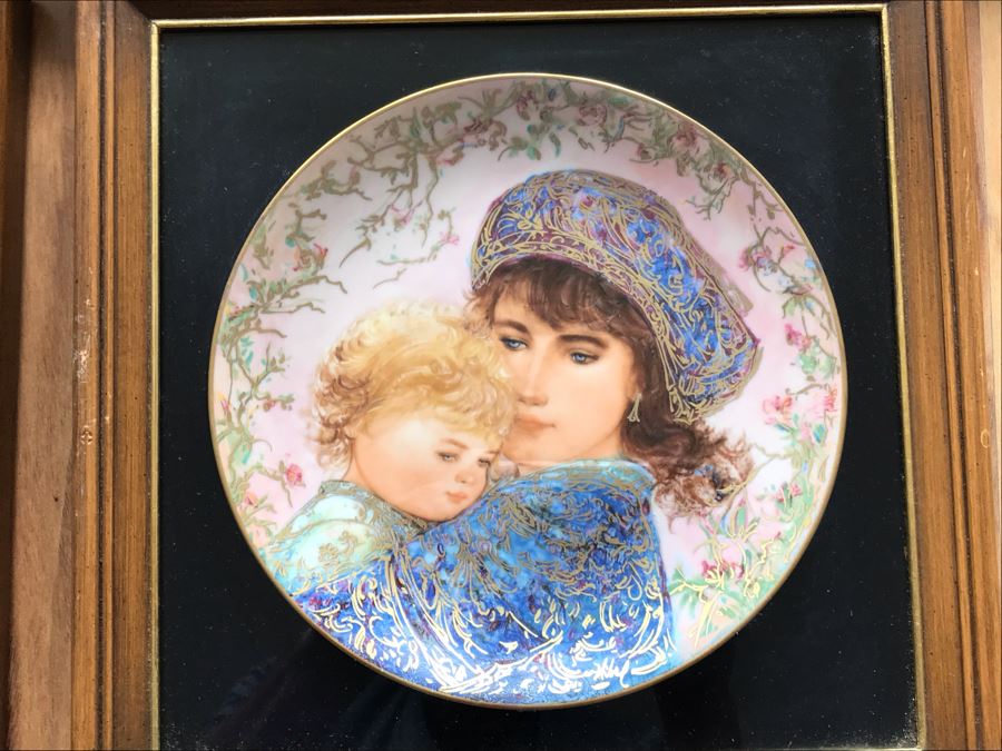 Set Of (5) Limited Edition Framed Edna Hibel Plates: (1) Leah's Family - The World I Love And (4) Mother's Day Plates 1984-1987 [Photo 6]