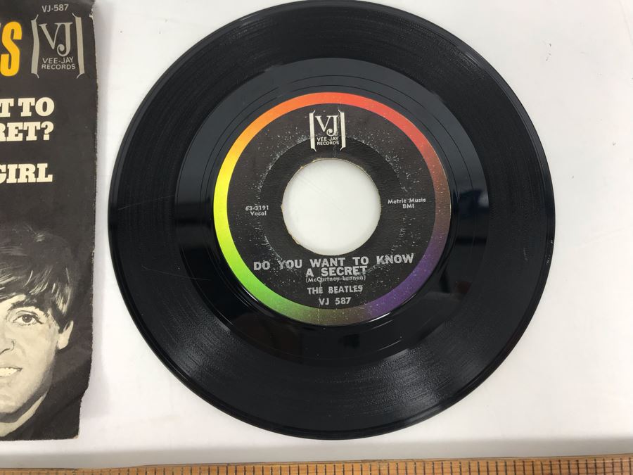 The Beatles Do You Want TO Know A Secret And Thank You Girl Vee-Jay Records VJ 587 45RPM Vinyl Record With Record Sleeve [Photo 4]