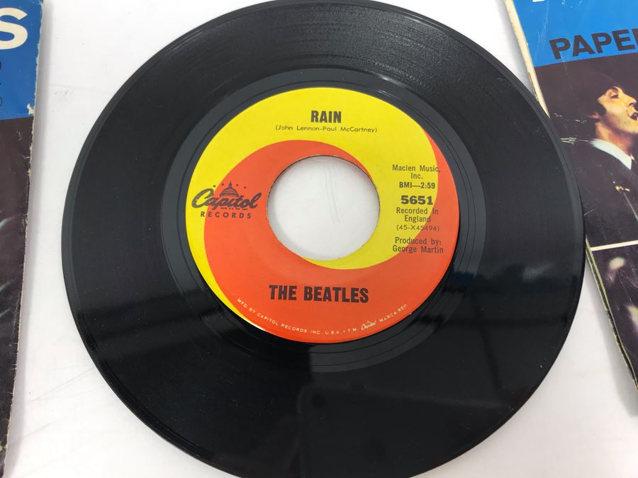Pair Of The Beatles Paperback Writer And Rain 45RPM Vinyl Records 5651 With Record Sleeves [Photo 10]
