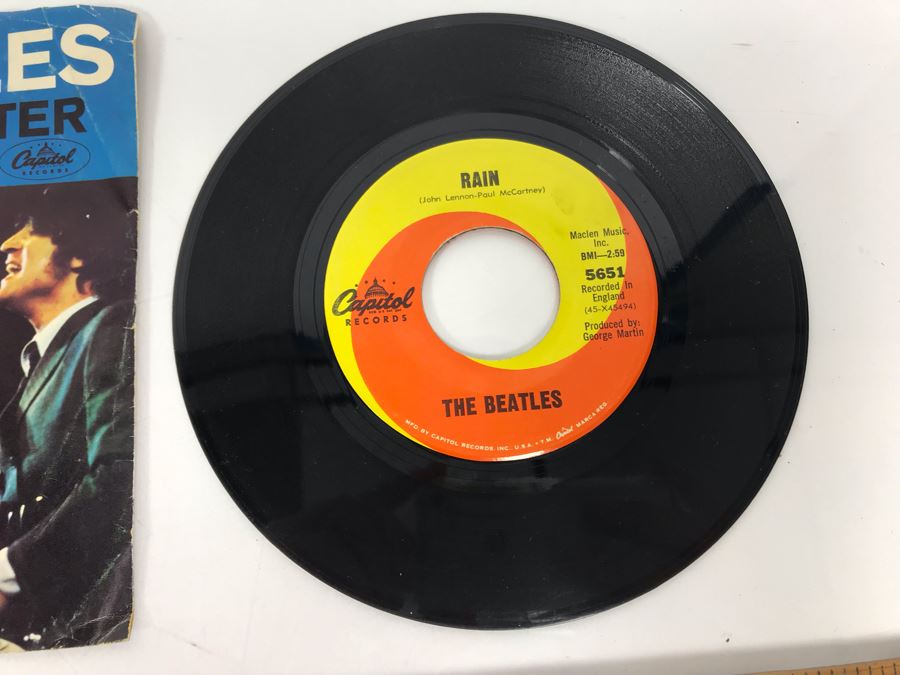 Pair Of The Beatles Paperback Writer And Rain 45RPM Vinyl Records 5651 With Record Sleeves [Photo 6]