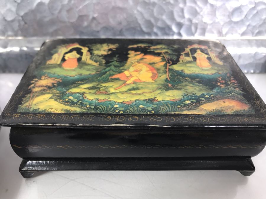 Vintage Lot Featuring An English Boatswain Whistle, Hand Wrought Bird Tray, 1946 Maiden Voyage Postcard Of Queen Elizabeth Ship, Vintage Brooch Pin, Ladies Compact, 3 Rings, Lacquer Box, Metal Box, Token, Copper Chalice And Mini Pocket Knife - See Photos [Photo 14]