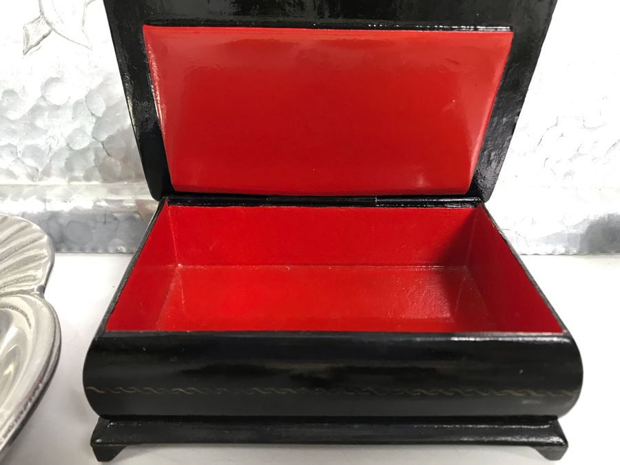 Vintage Lot Featuring An English Boatswain Whistle, Hand Wrought Bird Tray, 1946 Maiden Voyage Postcard Of Queen Elizabeth Ship, Vintage Brooch Pin, Ladies Compact, 3 Rings, Lacquer Box, Metal Box, Token, Copper Chalice And Mini Pocket Knife - See Photos [Photo 16]