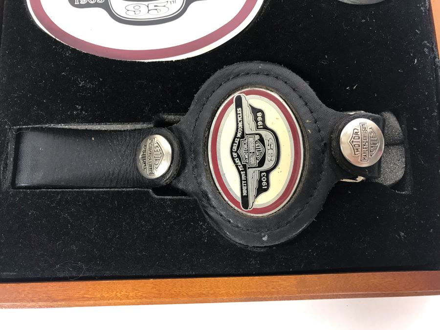 Harley-Davidson Motorcycles 95th Anniversary Limited Edition 1998 Set Includes Belt Buckle, Keychain And Pin In Presentation Box [Photo 6]