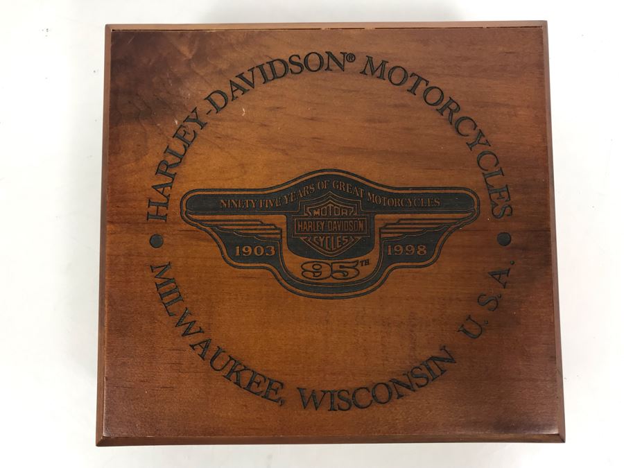 Harley-Davidson Motorcycles 95th Anniversary Limited Edition 1998 Set Includes Belt Buckle, Keychain And Pin In Presentation Box [Photo 3]