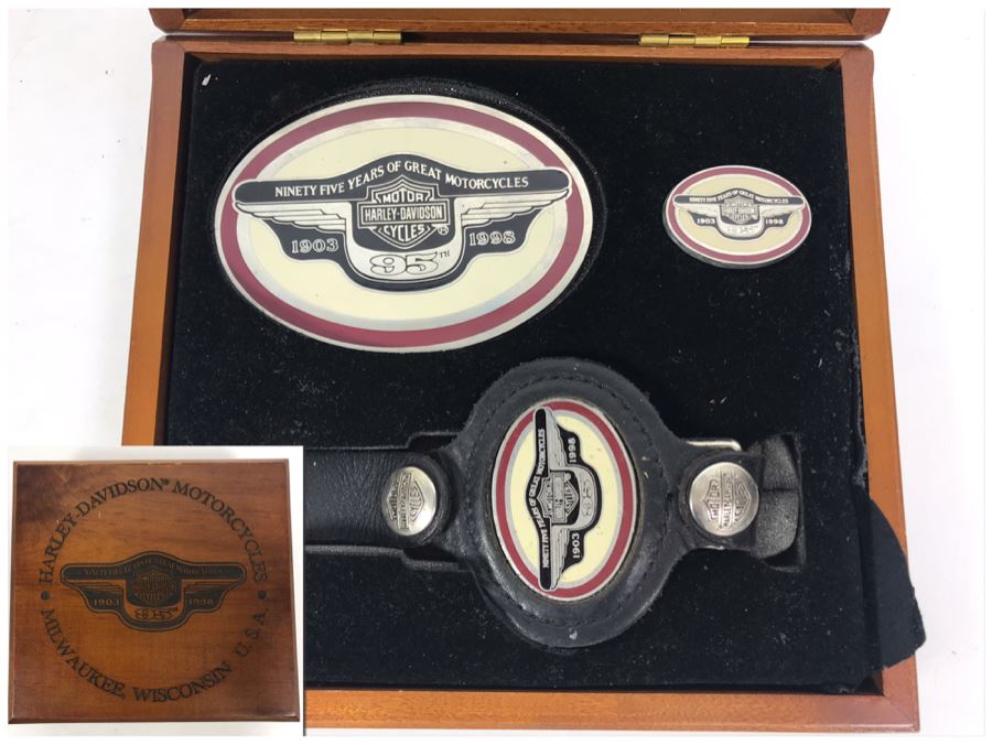 Harley-Davidson Motorcycles 95th Anniversary Limited Edition 1998 Set Includes Belt Buckle, Keychain And Pin In Presentation Box [Photo 1]