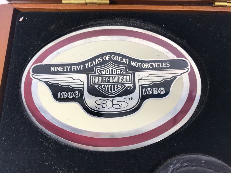 Harley-Davidson Motorcycles 95th Anniversary Limited Edition 1998 Set Includes Belt Buckle, Keychain And Pin In Presentation Box [Photo 4]