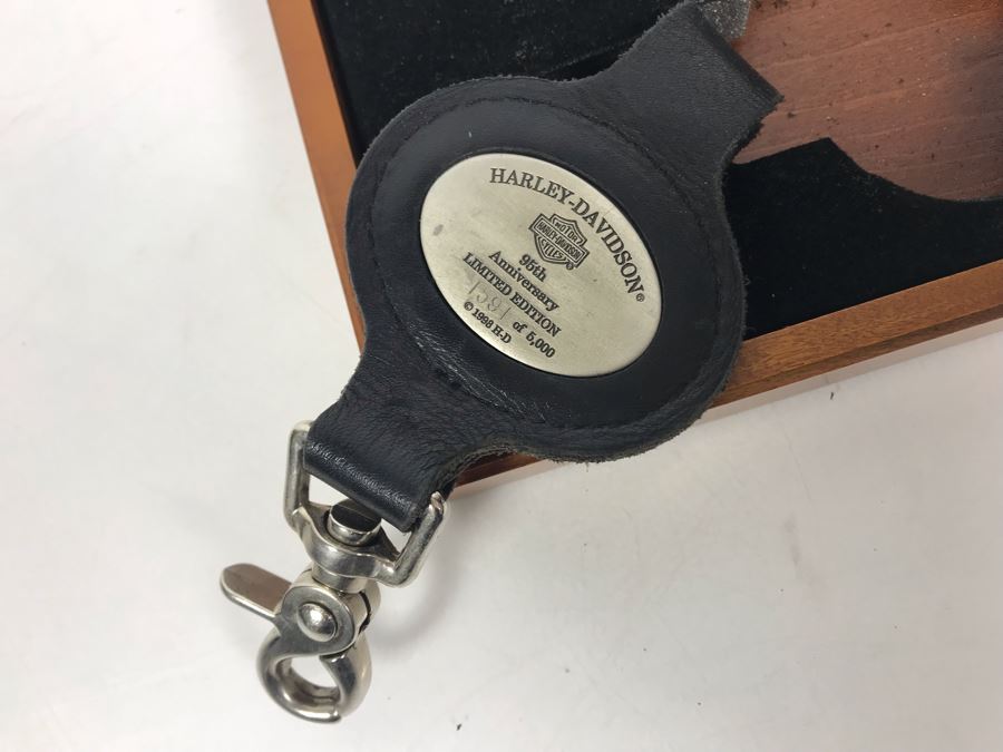 Harley-Davidson Motorcycles 95th Anniversary Limited Edition 1998 Set Includes Belt Buckle, Keychain And Pin In Presentation Box [Photo 7]