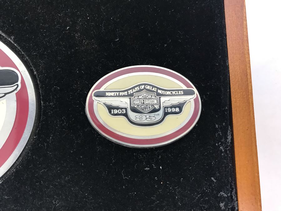 Harley-Davidson Motorcycles 95th Anniversary Limited Edition 1998 Set Includes Belt Buckle, Keychain And Pin In Presentation Box [Photo 5]