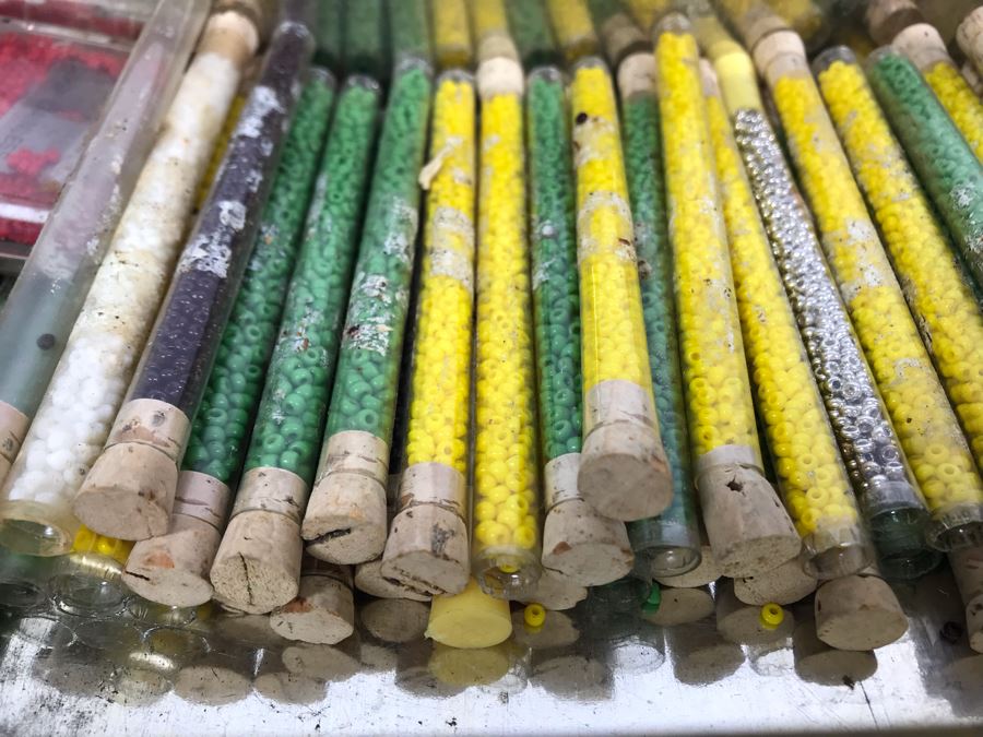 English Tin Filled With Colored Beads Green, Yellow, Black, Red And White [Photo 6]