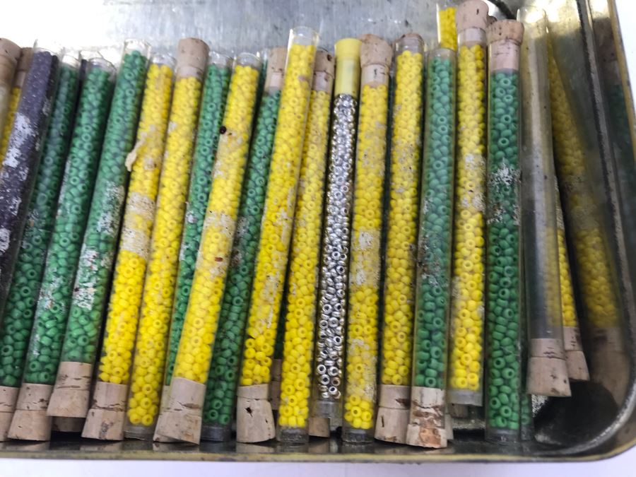 English Tin Filled With Colored Beads Green, Yellow, Black, Red And White [Photo 4]