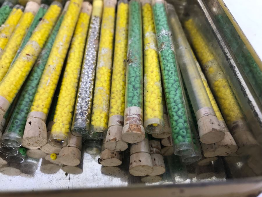 English Tin Filled With Colored Beads Green, Yellow, Black, Red And White [Photo 5]