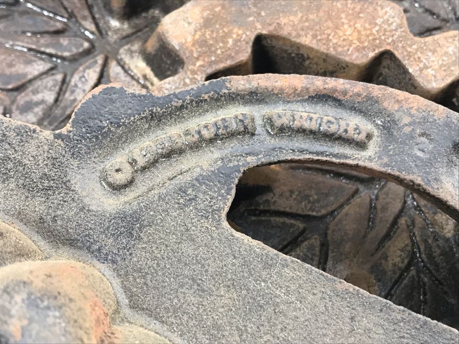 Collection Of (7) Cast Iron Molds From Lodge And John Wright Co: Bears, Fish, Hearts, Leaves, Balls, Trees - See Photos [Photo 20]