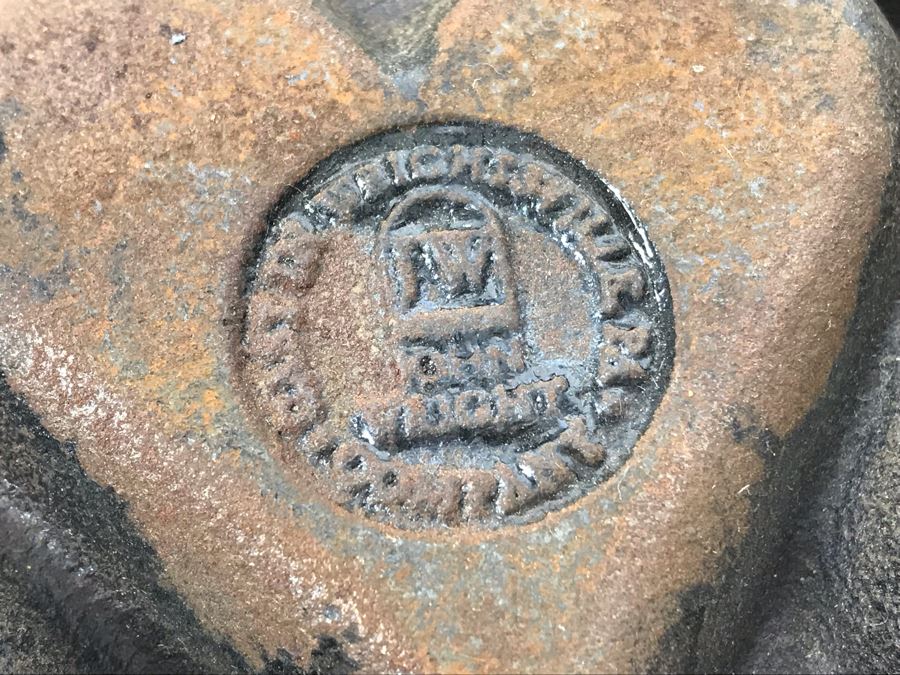 Collection Of (7) Cast Iron Molds From Lodge And John Wright Co: Bears, Fish, Hearts, Leaves, Balls, Trees - See Photos [Photo 25]