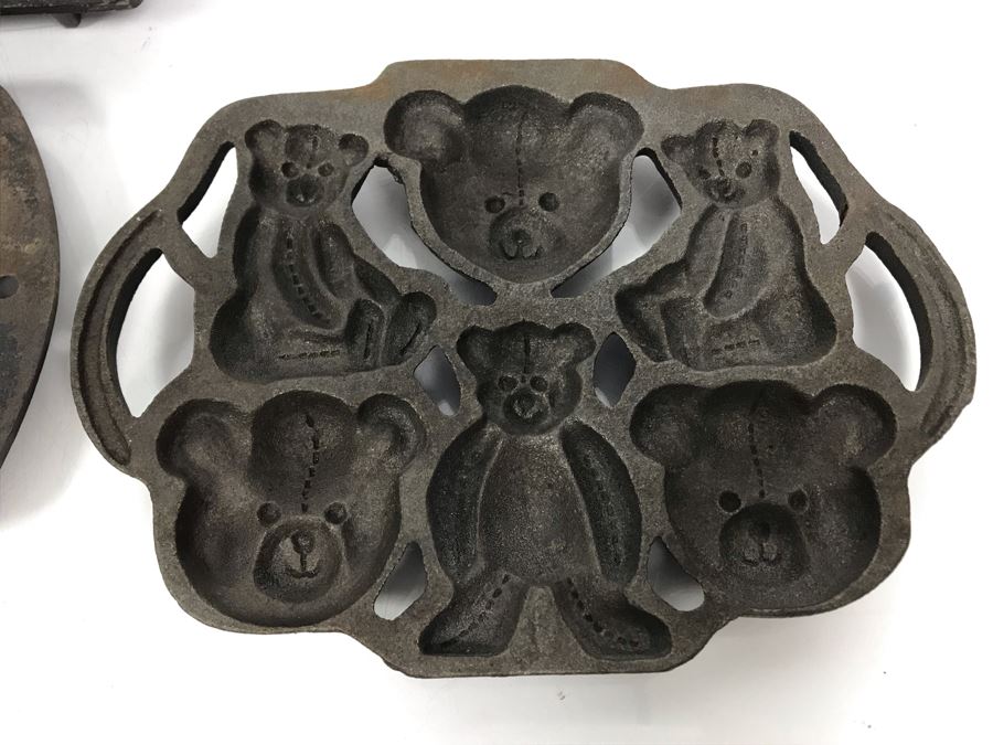 Collection Of (7) Cast Iron Molds From Lodge And John Wright Co: Bears, Fish, Hearts, Leaves, Balls, Trees - See Photos [Photo 8]