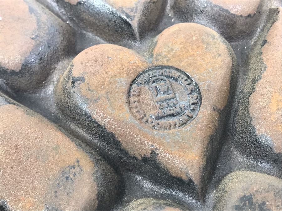 Collection Of (7) Cast Iron Molds From Lodge And John Wright Co: Bears, Fish, Hearts, Leaves, Balls, Trees - See Photos [Photo 24]