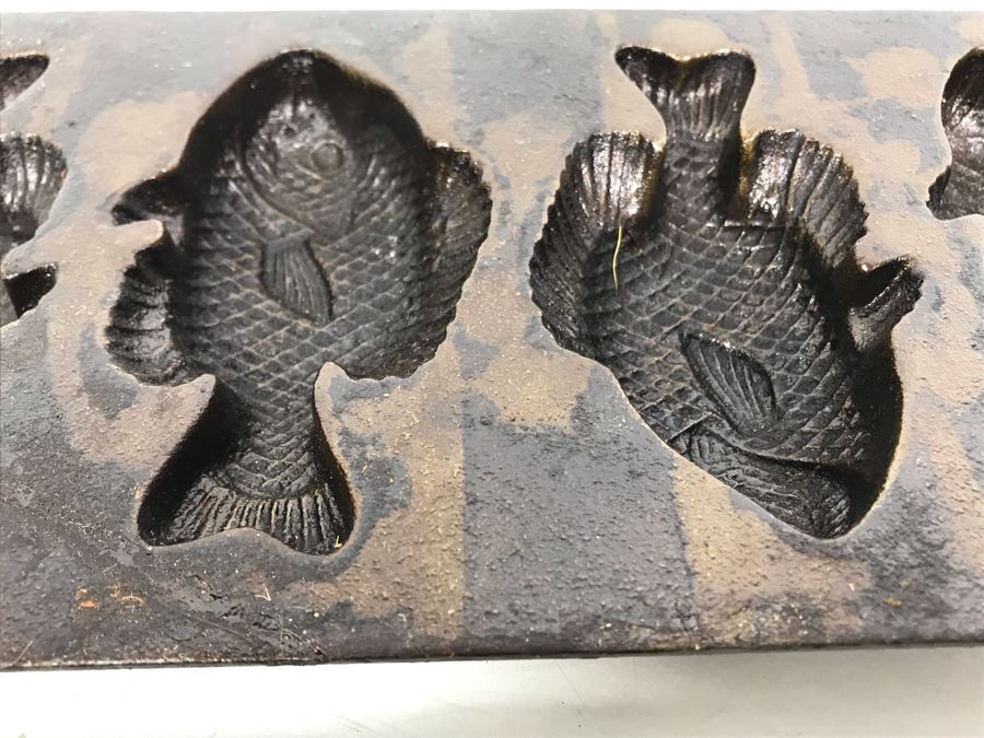 Collection Of (7) Cast Iron Molds From Lodge And John Wright Co: Bears, Fish, Hearts, Leaves, Balls, Trees - See Photos [Photo 10]