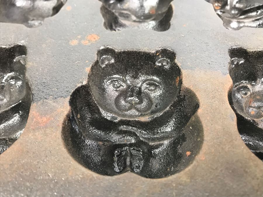 Collection Of (7) Cast Iron Molds From Lodge And John Wright Co: Bears, Fish, Hearts, Leaves, Balls, Trees - See Photos [Photo 5]