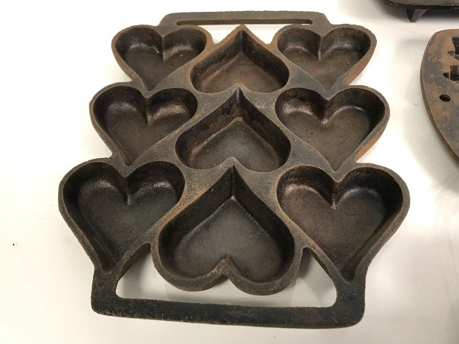 Collection Of (7) Cast Iron Molds From Lodge And John Wright Co: Bears, Fish, Hearts, Leaves, Balls, Trees - See Photos [Photo 14]