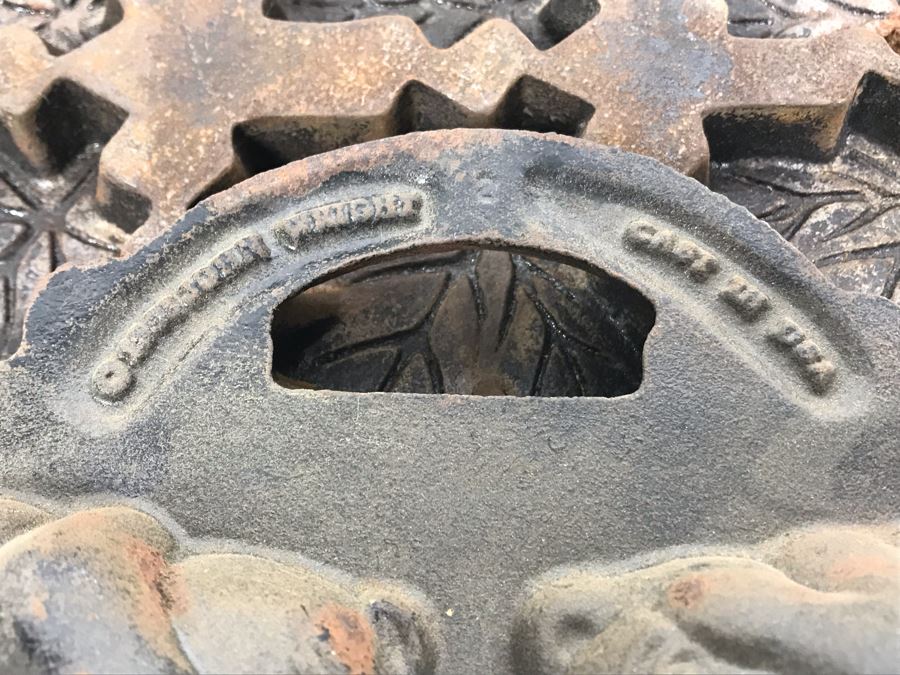 Collection Of (7) Cast Iron Molds From Lodge And John Wright Co: Bears, Fish, Hearts, Leaves, Balls, Trees - See Photos [Photo 18]