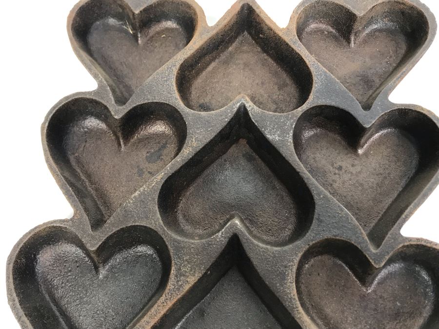 Collection Of (7) Cast Iron Molds From Lodge And John Wright Co: Bears, Fish, Hearts, Leaves, Balls, Trees - See Photos [Photo 15]