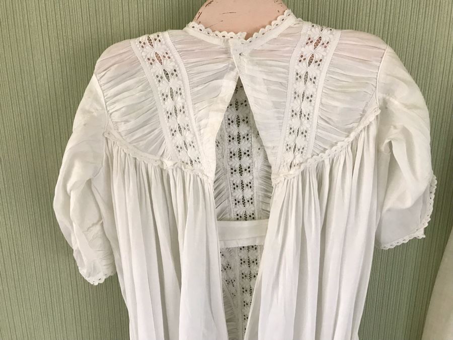 Pair Of Vintage Young Girls White Cotton Dresses With Vintage Wooden Hangers [Photo 20]