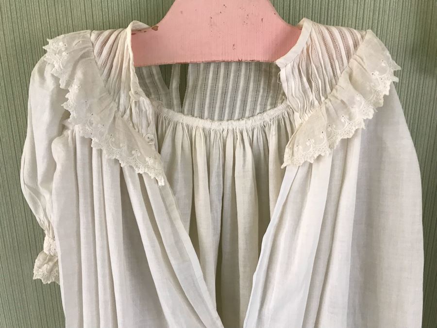 Pair Of Vintage Young Girls White Cotton Dresses With Vintage Wooden Hangers [Photo 16]