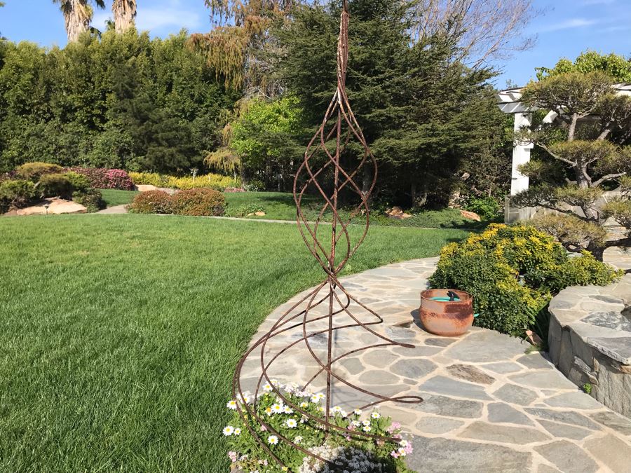 Vintage Twisted Metal Garden Ornament [Photo 2]