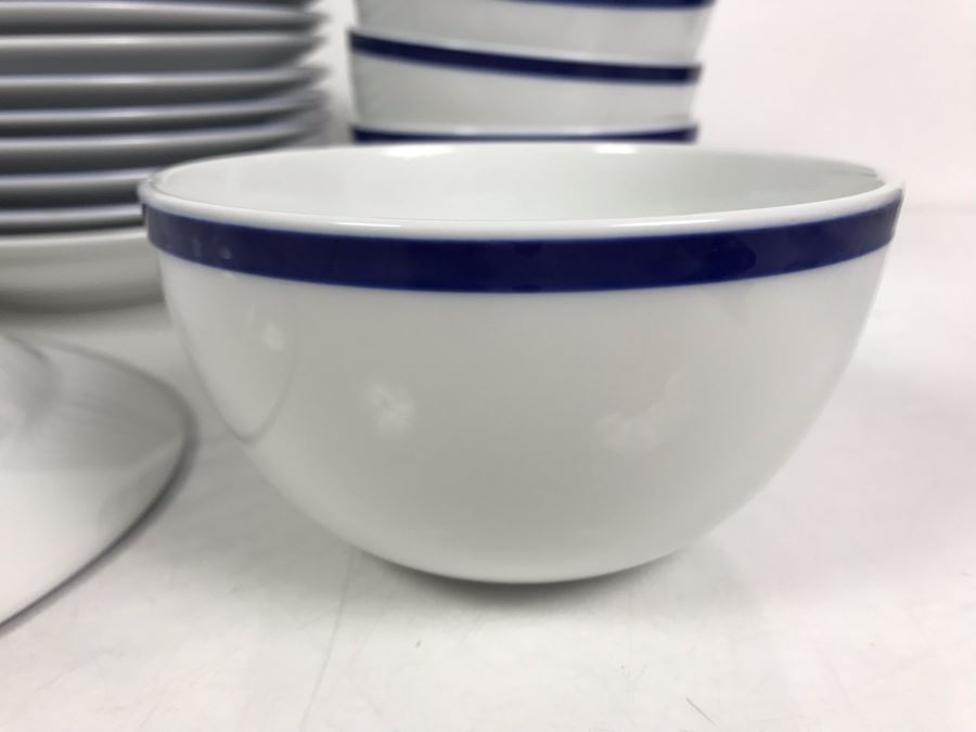 Brasserie Blue By Williams-Sonoma (5) Cereal Soup Bowls And (10) 9' Large Rim Soup Bowls $300 Replacement Value [Photo 8]