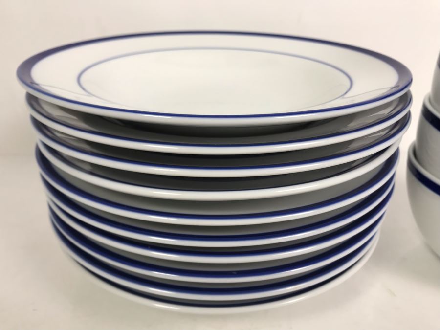 Brasserie Blue By Williams-Sonoma (5) Cereal Soup Bowls And (10) 9' Large Rim Soup Bowls $300 Replacement Value [Photo 4]