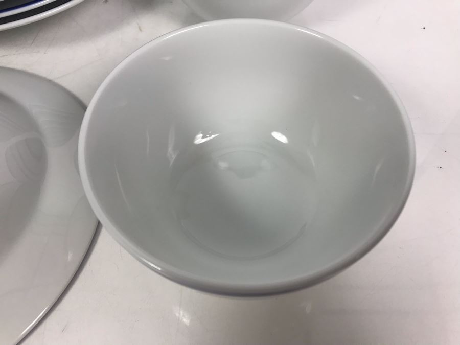 Brasserie Blue By Williams-Sonoma (5) Cereal Soup Bowls And (10) 9' Large Rim Soup Bowls $300 Replacement Value [Photo 9]