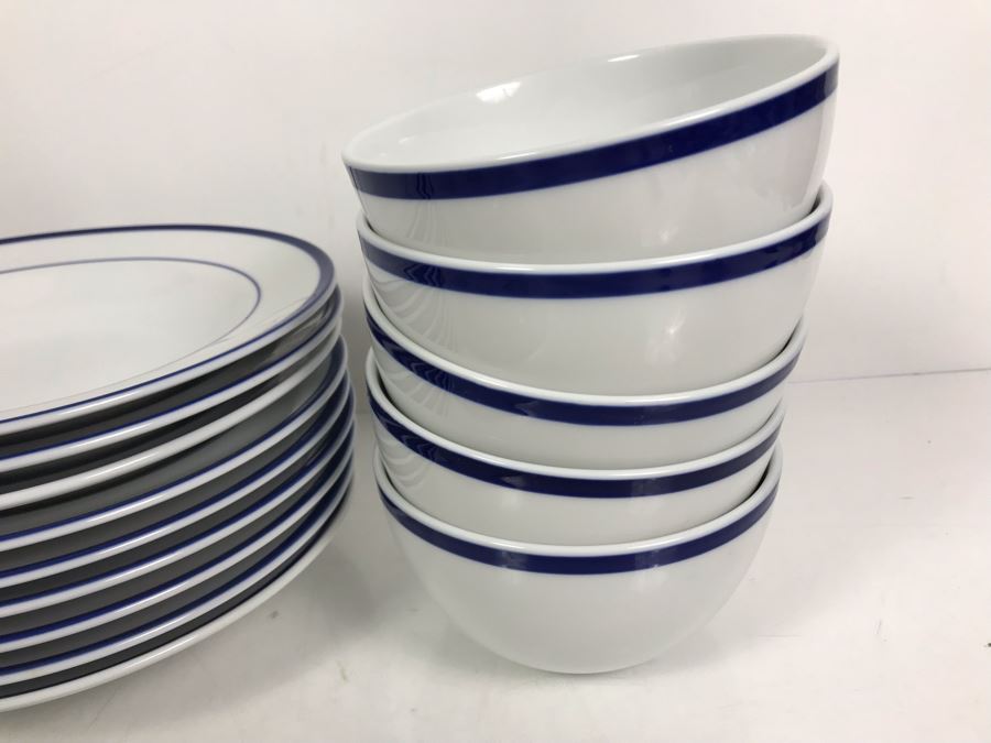 Brasserie Blue By Williams-Sonoma (5) Cereal Soup Bowls And (10) 9' Large Rim Soup Bowls $300 Replacement Value [Photo 7]