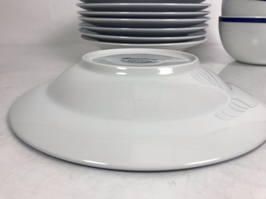 Brasserie Blue By Williams-Sonoma (5) Cereal Soup Bowls And (10) 9' Large Rim Soup Bowls $300 Replacement Value [Photo 6]