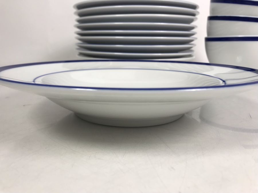 Brasserie Blue By Williams-Sonoma (5) Cereal Soup Bowls And (10) 9' Large Rim Soup Bowls $300 Replacement Value [Photo 5]