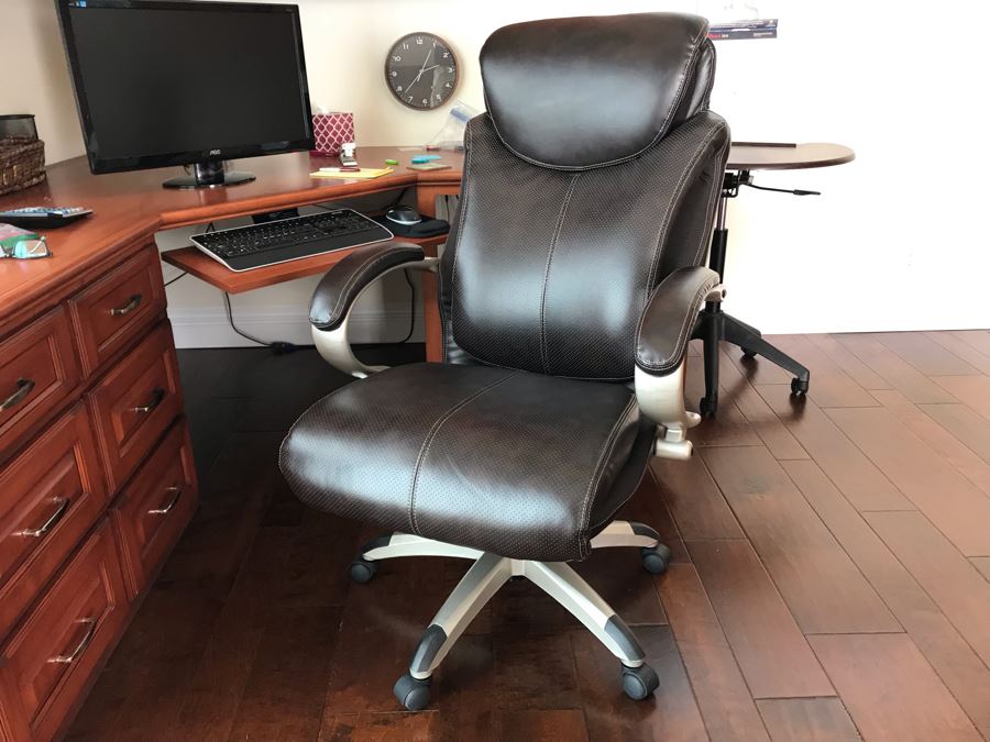 Large Office Armchair On Casters [Photo 2]