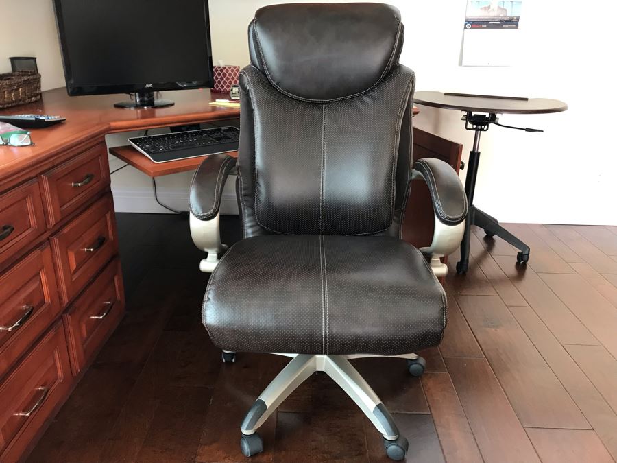 Large Office Armchair On Casters [Photo 3]