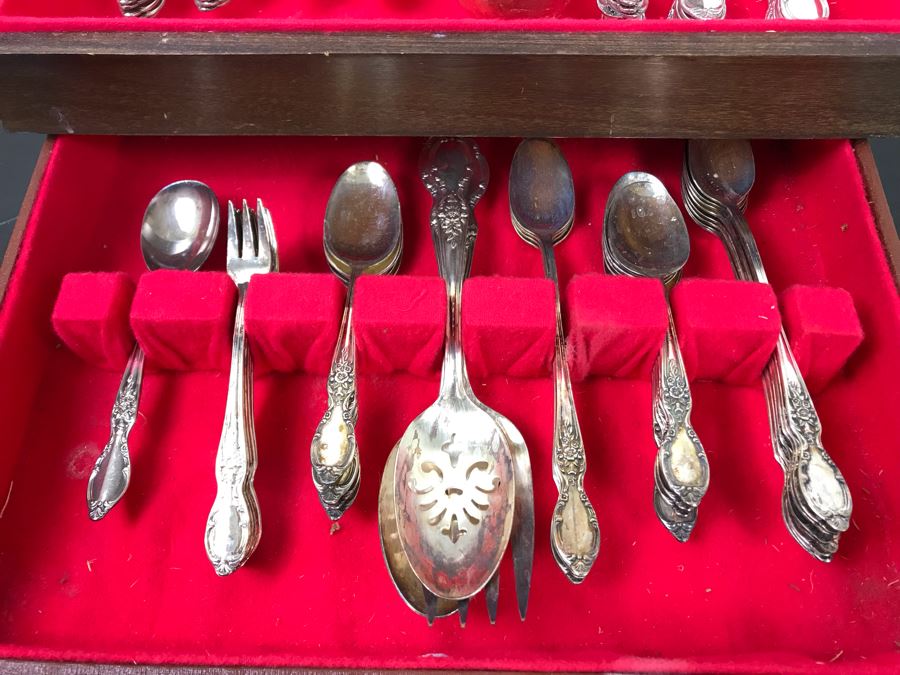 WM Rogers & Son Victorian Rose Pattern Silverplate Flatware Set With Storage Box Apx. Service For 12 [Photo 9]