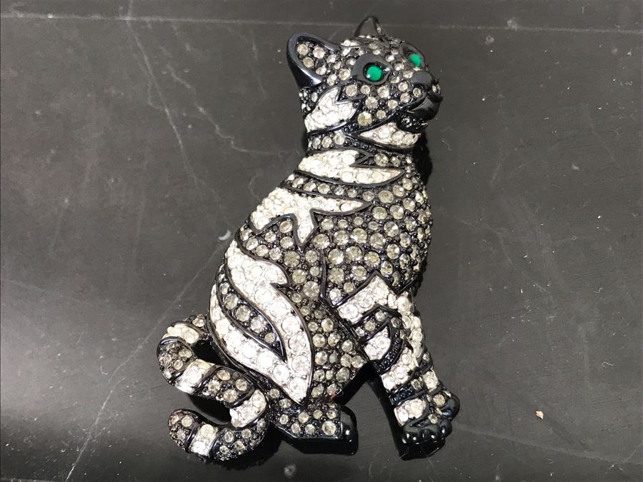 Signed Swan Swarovski Crystal Cat Brooch Pin With Green Cabachon Crystals For Eyes 2.5'H [Photo 1]