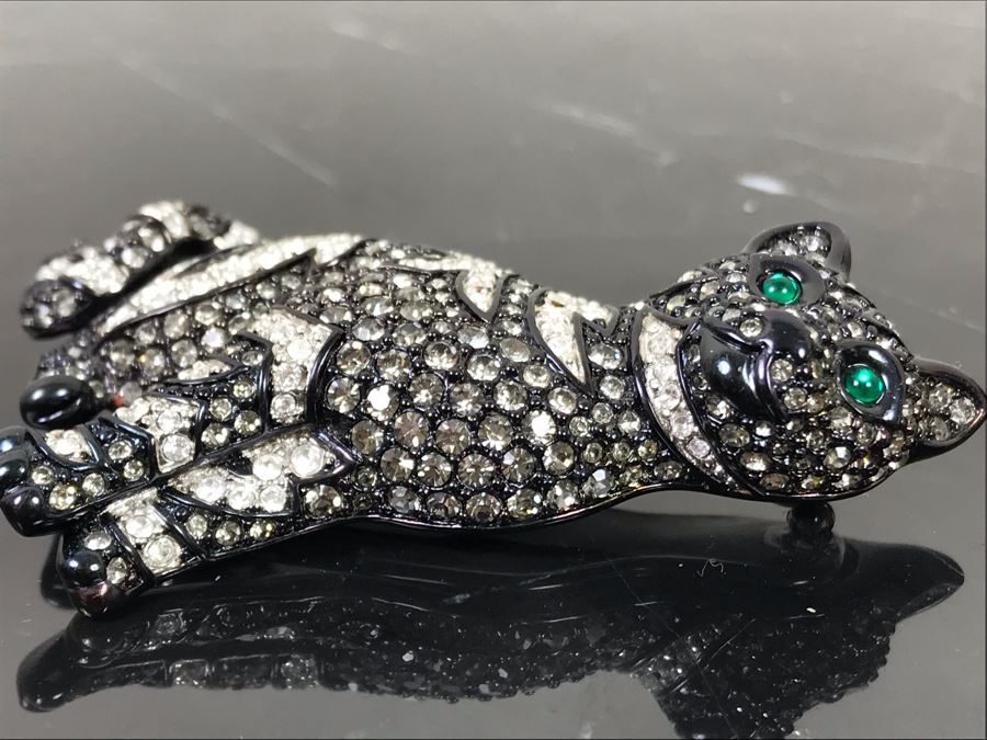 Signed Swan Swarovski Crystal Cat Brooch Pin With Green Cabachon Crystals For Eyes 2.5'H [Photo 12]