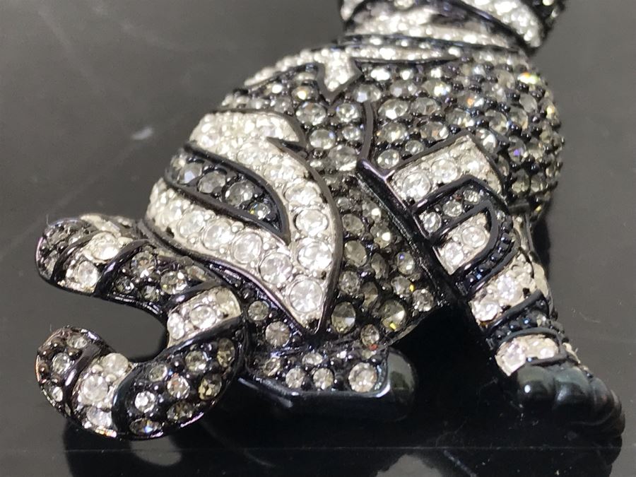 Signed Swan Swarovski Crystal Cat Brooch Pin With Green Cabachon Crystals For Eyes 2.5'H [Photo 6]