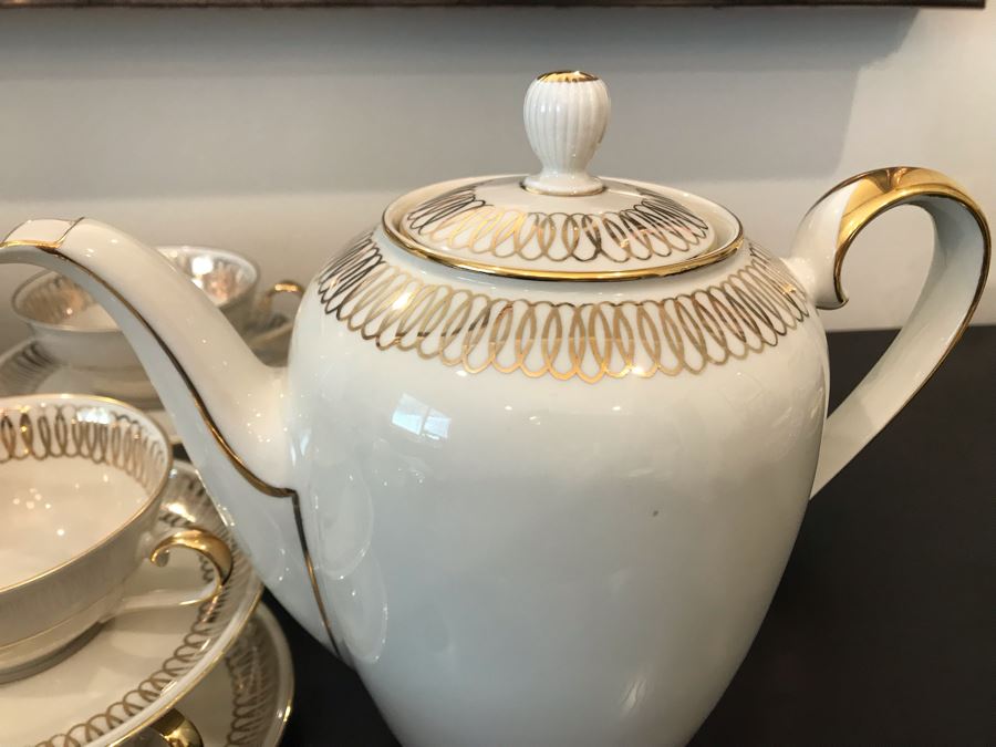 Elegant Hutschenreuther Bavaria C. T. Arzberg Coffee Pot, Creamer And Sugar With (12) Cups And Saucers Gold Rim [Photo 6]
