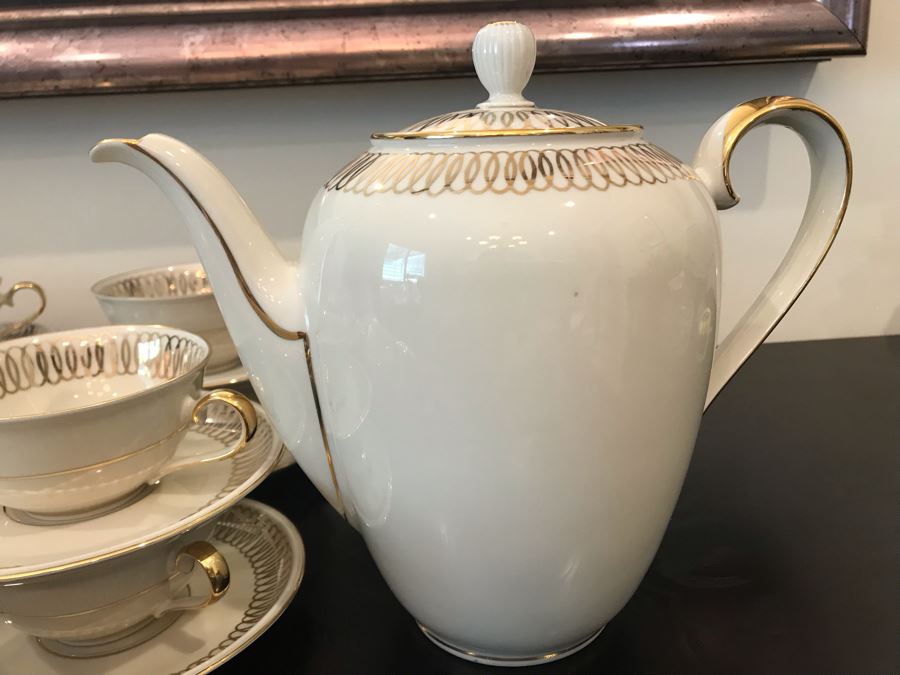 Elegant Hutschenreuther Bavaria C. T. Arzberg Coffee Pot, Creamer And Sugar With (12) Cups And Saucers Gold Rim [Photo 5]