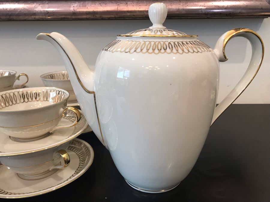 Elegant Hutschenreuther Bavaria C. T. Arzberg Coffee Pot, Creamer And Sugar With (12) Cups And Saucers Gold Rim [Photo 12]
