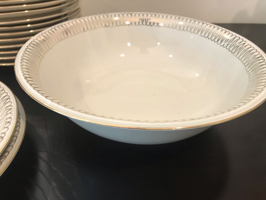 Hutschenreuther Bavaria C. T. Arzberg Soup Tureen, (2) Serving Platters, Bowls And Plates - Apx Service For 12 Gold Rim [Photo 12]