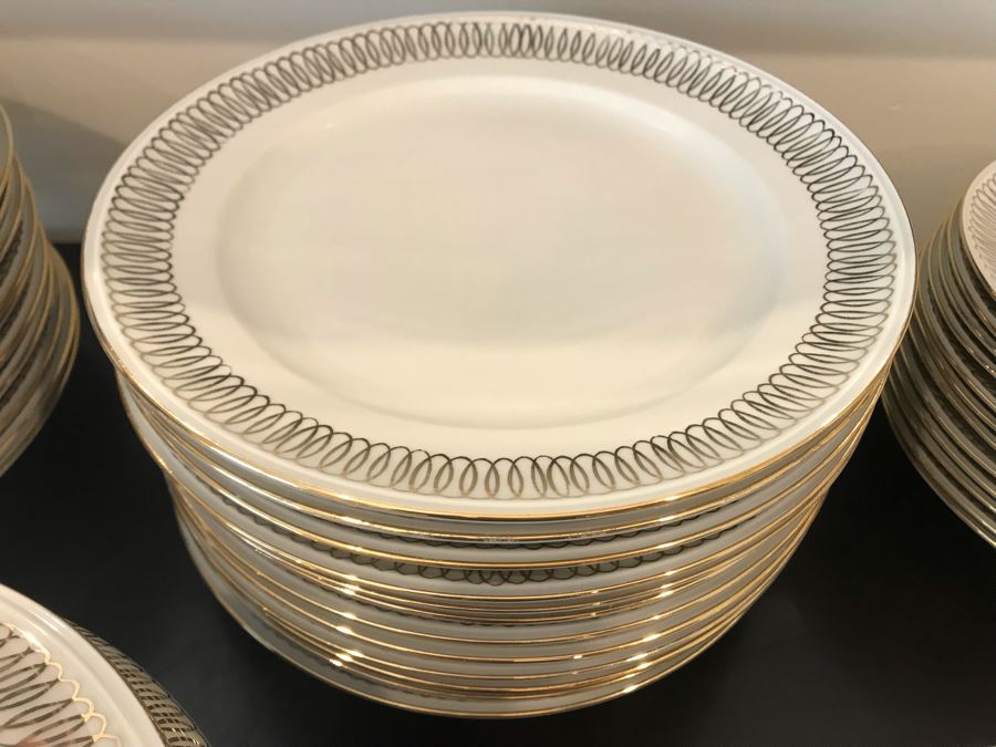 Hutschenreuther Bavaria C. T. Arzberg Soup Tureen, (2) Serving Platters, Bowls And Plates - Apx Service For 12 Gold Rim [Photo 6]