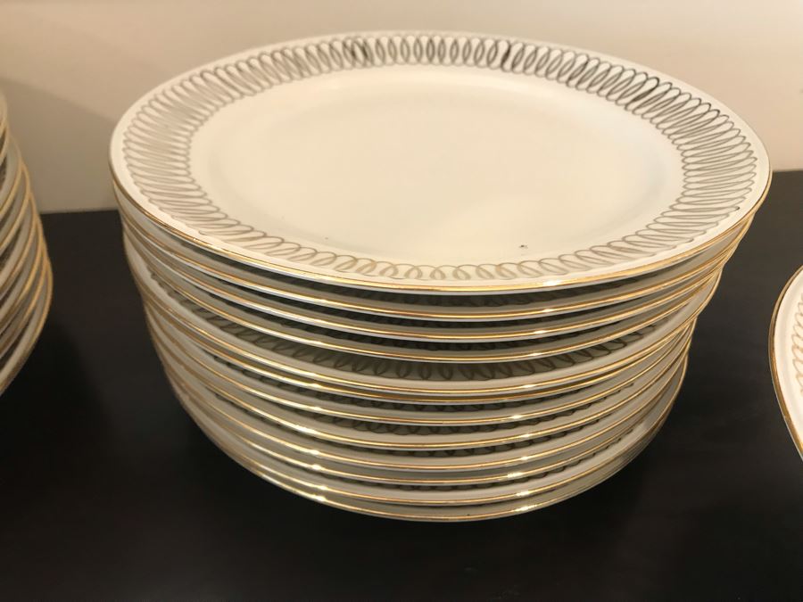 Hutschenreuther Bavaria C. T. Arzberg Soup Tureen, (2) Serving Platters, Bowls And Plates - Apx Service For 12 Gold Rim [Photo 9]