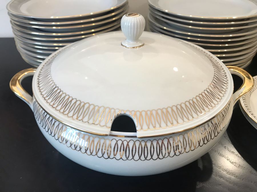 Hutschenreuther Bavaria C. T. Arzberg Soup Tureen, (2) Serving Platters, Bowls And Plates - Apx Service For 12 Gold Rim [Photo 2]