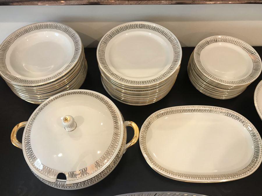 Hutschenreuther Bavaria C. T. Arzberg Soup Tureen, (2) Serving Platters, Bowls And Plates - Apx Service For 12 Gold Rim [Photo 14]
