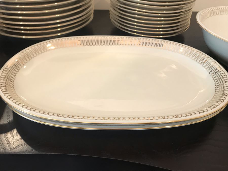 Hutschenreuther Bavaria C. T. Arzberg Soup Tureen, (2) Serving Platters, Bowls And Plates - Apx Service For 12 Gold Rim [Photo 10]